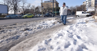 Stire din Social : Trotuare "poleite" cu gheață. Cât de periculos este să mergi pe jos, prin Constanța