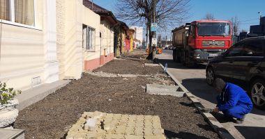 Stire din Social : Trotuare și borduri noi pe strada Oborului