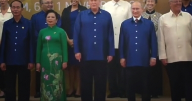 Stire din Actualitate : VIDEO / Putin și Trump au dat mâna și au schimbat câteva vorbe la un summit în Vietnam