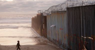 Mexicanii fură materiale din viitorul zid al lui Trump și le folosesc pentru casele lor - 1