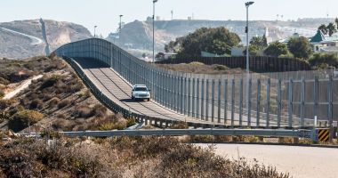 Stire din Actualitate : Trump vrea să construiască un zid de 435 km la frontiera cu Mexicul