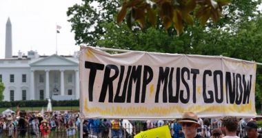 Stire din Actualitate : Mii de americani au ieșit în stradă împotriva lui Trump: "Poporul este furios"
