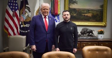 Stire din Actualitate : Controversa ţinutei lui Zelenski. Cine l-a întrebat de ce nu poartă costum