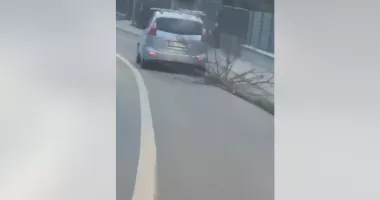 Stire din Eveniment : Iresponsabilitate maximă. Trunchi de copac, târât de o mașină în trafic