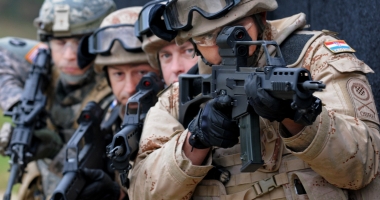 Stire din Eveniment : CSAT a decis să trimită mai mulți militari anul viitor în teatrele de operații