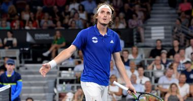 Stire din Sport : Tsitsipas a vorbit despre incindentul cu tatăl său. "Poate că ar trebui să stau pedepsit în camera mea!"