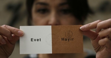 Stire din Actualitate : Referendum în Turcia. Primele rezultate parțiale. Tabăra pro-Erdogan obține 63% din voturi