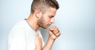Tuse, strănut, dar și simplu dialog. Cum se transmite tuberculoza