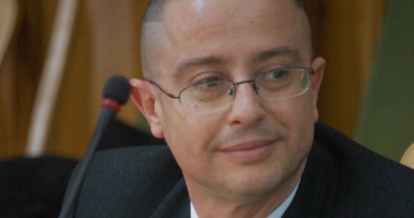 Stire din Politică-Administrație : Un deputat vrea ca toți demnitarii  să depună cazier medical