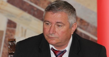 Stire din Politică-Administrație : Primarul Tudor Nădrag așteaptă să fie exclus din PDL, Chiru nu vrea să-l dea afară
