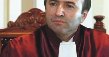 Stire din Politică-Administrație : Tudorel Toader a amânat pentru miercuri prezentarea evaluării lui Lazăr și Kovesi