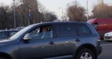 VIDEO. Tudorel Toader, ministrul Justiției, filmat cum trece peste linia continuă