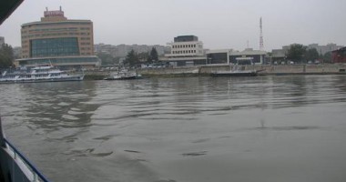 Stire din Eveniment : Trei șalupe s-au scufundat în portul Tulcea, sub greutatea zăpezii