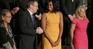 Stire din Actualitate : Ce s-a întâmplat cu rochia purtată de Michelle Obama în timpul discursului soțului ei