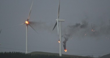 Foto/ A explodat o turbină eoliană - 2