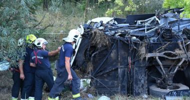 Stire din Actualitate : Un autocar plin cu turişti s-a prăbuşit într-o râpă, în Turcia