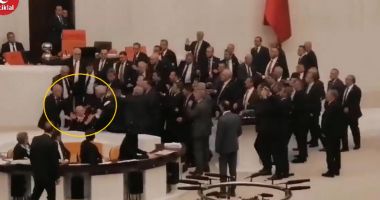 Bătaie în Parlamentul Turciei, un politician a ajuns la terapie intensivă. S-au bătut pe BUGET