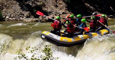 Stire din Social : Aventură şi adrenalină pe Bâsca Mare la rafting