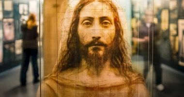 Stire din Actualitate : Chipul lui Iisus, recreat cu ajutorul inteligenţei artificiale, pe baza Giulgiului din Torino