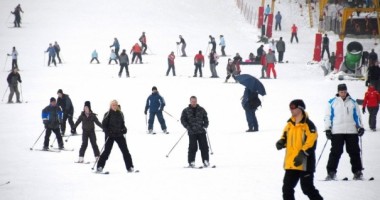 Stire din Social : Mii de turiști își petrec ultima zi din an pe pârtiile din Poiana Brașov și Predeal