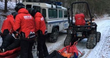 Stire din Actualitate : Un turist a intrat cu capul într-un stâlp, după ce a căzut de pe sanie, pe pârtia de la Rânca