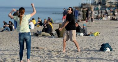 Stire din Social : Primul weekend de pe litoralul românesc a adus peste 50.000 turiști la mare