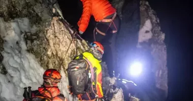 Stire din Eveniment : Doi turiști lituanieni salvați după o intervenție de opt ore. Au rămas blocați pe un traseu periculos