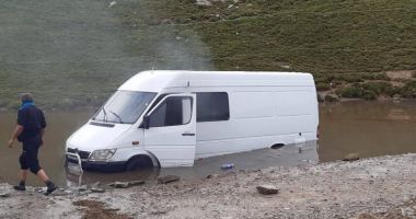 Stire din Eveniment : Turiști blocați lângă Transalpina. Mașina în care se aflau s-a împotmolit în nămol