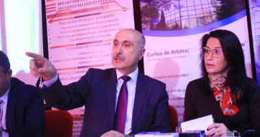 Stire din Economie : Turiștii vor fuma numai pe plajă în noul sezon estival