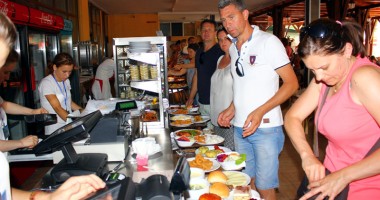 Stire din Social : Câți bani cheltuiesc turiștii  de pe litoral pentru mâncare