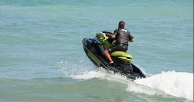 Barcă răsturnată pe lacul Siutghiol. În ea se aflau și doi copii