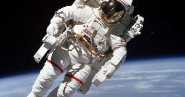 Stire din Actualitate : Primii turiști spațiali ai capsulei SpaceX s-au întors pe Terra