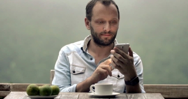 Turist păgubit, după ce și-a uitat telefonul pe terasă