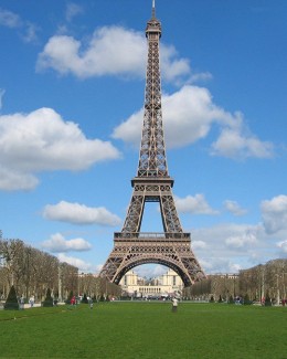 Stire din Actualitate : Turnul Eiffel, evacuat după o alertă cu bombă