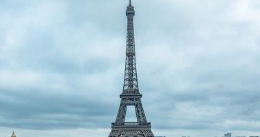 Stire din Actualitate : Alertă în Paris după un incendiu la Turnul Eiffel. Aproape 1200 de turiști au fost evacuați