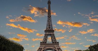 Stire din Actualitate : Turnul Eiffel îşi va stinge luminile luni seară în semn de omagiu pentru Papa Francisc