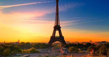 Stire din Actualitate : Gest extrem făcut de doi bărbați! Au sărit cu parașuta de pe vârful Turnului Eiffel