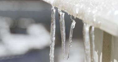 Autoritățile intervin pentru îndepărtarea țurțurilor, deveniți real pericol pentru trecători - 2