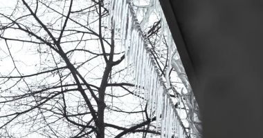 Autoritățile intervin pentru îndepărtarea țurțurilor, deveniți real pericol pentru trecători - 3
