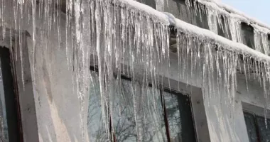 Stire din Eveniment : Pericol mortal pe stradă. O femeie a fost rănită grav de țurțuri căzuți de pe un bloc
