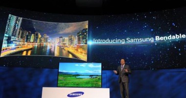 Stire din Tehnologie : Samsung a prezentat televizorul care poate fi curbat direct din telecomandă