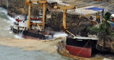 O navă taiwaneză s-a rupt în două - 5