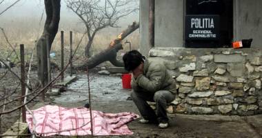 Stire din Eveniment : Și-au îngropat cei trei copii, acum dau socoteală judecătorilor de moartea lor