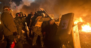 Stire din Eveniment : PROTESTE LA KIEV. Ianukovici decretează joi zi de doliu național în Ucraina