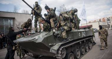 Stire din Actualitate : BOMBARDAMENTE în Donețk. Mai multe blocuri și o piață au fost lovite de un proiectil