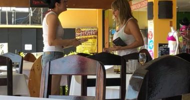 Stire din Politică-Administrație : FOTO / REACȚIE DURĂ a Elenei Udrea, după ce a fost pozată alături de Alina Bica, în Costa Rica