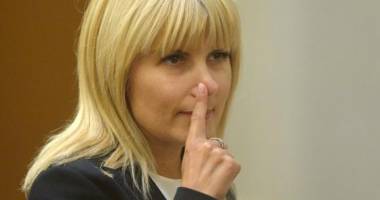 Stire din Eveniment : Lovitură după lovitură / Elena Udrea, alte trei acuzații de luare de mită