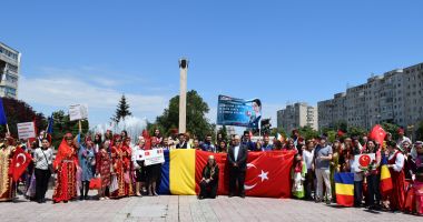 Stire din Politică-Administrație : UDTR, spectacol aniversar de "Ziua Limbii Turce"