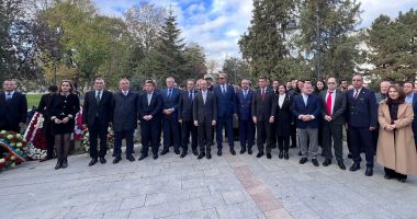 Reprezentanții UDTR au depus o coroană de flori şi au păstrat un moment de reculegere la bustul lui M.K. Atatürk, situat în Parcul Arheologic din Constanța - 2