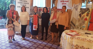 Stire din Politică-Administrație : UDTR, expoziție cu țesături pentru păstrarea tradițiilor turcești